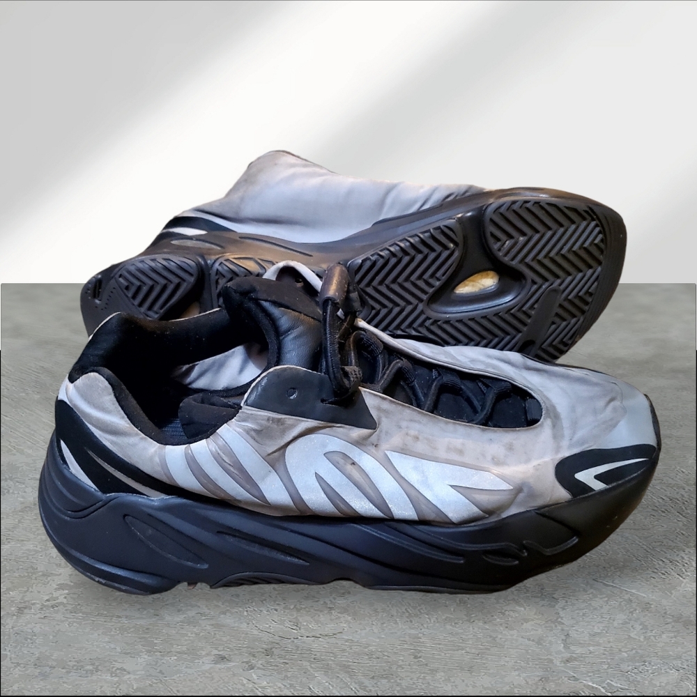 Adidas Yeezy Boost 700 MNVN Metallic Grey Black Sneakers GW9524 Mens SIZE 7.5